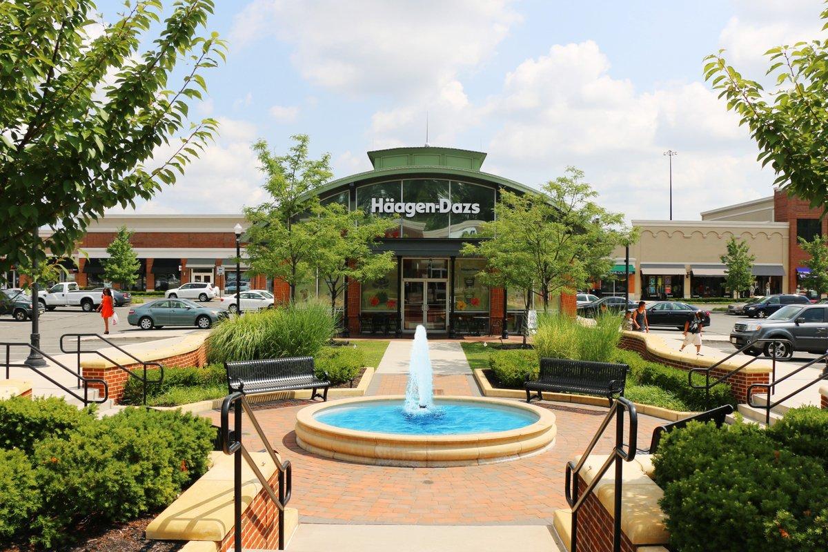 Decorative fountain at The Shoppes at North Brunswick plaza